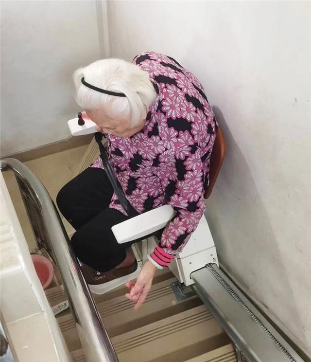 稳升直线座椅电梯2-2.jpg